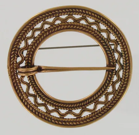 Rintakoru Kalevala Koru, Karjaan solki, Ø 58mm, pronssia