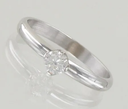 Timanttisormus 1xn.0.25ct, koko 17¼, 585 valkokulta, paino 2,1g