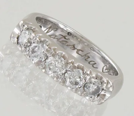 Timanttisormus 5xn.0.18ct, kaiverrettu, koko 17, 585 valkokulta, paino 8,0g