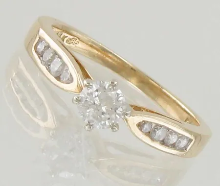 Timanttisormus 1xn.0.35ct 8xn.0.02-0.03ct, koko 17¼, 585 kelta- ja valkokulta, paino 3,1g