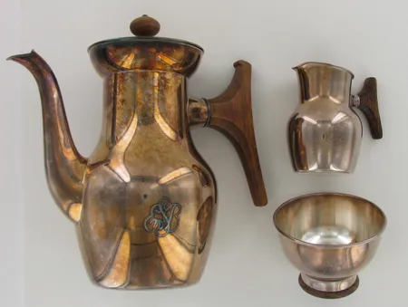 Kahvipannu, sokerikko ja kermakko, design Tapio Wirkkala, vuosilta 1959 ja 1965, kaiverrettuja, korkeudet 60, 90 ja 220mm, hopeaa 916 ja jalopuuta, paino 805,4g