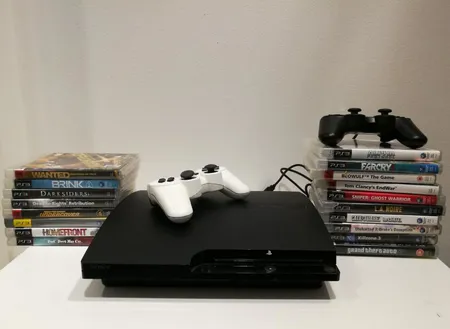Pelikonsoli Sony Playstation 3, 16 peliä, 2 ohjainta ja virtajohto Lähetetään postipakettina.