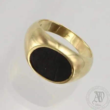 Kivikantasormus, koko 19¼, 585br, paino 7,9g 