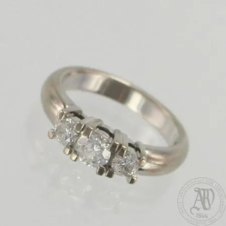 Timanttisormus 1xn.0.42ct 2xn.0.25ct, koko 18, 750 valkokulta, paino 8,3g  