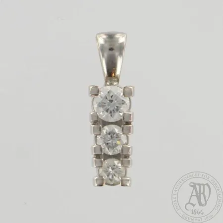 Timanttiriipus 1xn.0.40ct 1xn.0.23ct 1xn.0.15ct, riipuksen korkeus 21mm, 750 valkokulta, paino 3,5g 