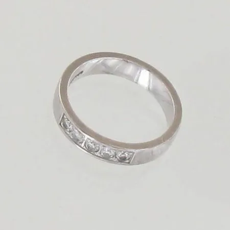 Timanttisormus 5xn.0.05ct, koko 17, Kalevala Koru, vuodelta 2010, 750 valkokulta, paino 5,8g