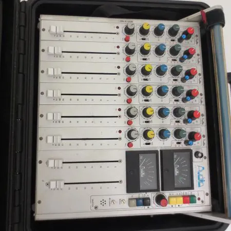 Mikseri Audio Developments AD 145 Pico, kova laukku, virtajohto