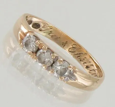 Viallinen timanttisormus 3xn.0.11ct, kaiverrettu, koko 16, 585, paino 1,7g