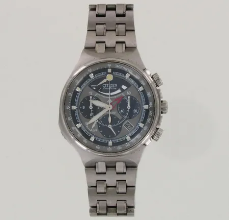 Teräsrannekello Citizen Eco-Drive, titanium, E210-T006400, quartz:paristo loppunut, taulun Ø 45mm, rannekkeen pituus 185mm, pieniä käytön jälkiä