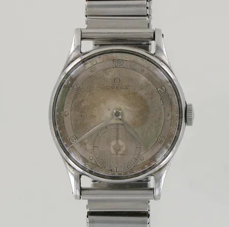 Teräsrannekello Omega, mekaaninen, käytön jälkiä, huollon tarpeessa, taulun Ø 32mm, joustinranneke