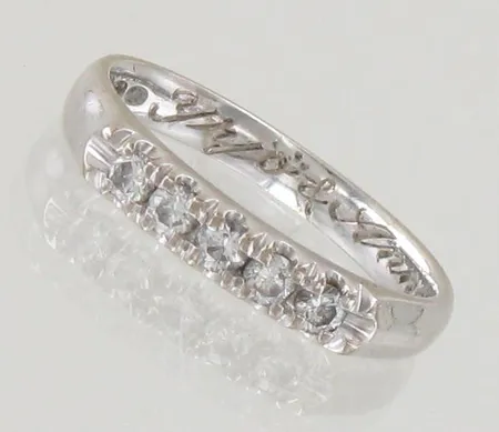 Timanttisormus 5xn.0.06ct, kaiverrettu, koko 17¼, 750 valkokulta, paino 3,8g
