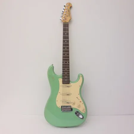 Sähkökitara J et D guitars, WSM1211A05.0325, Fenderin koneistolla, pehmeä laukku, monogrammi-tarra Ota yhteys panttilainaamoon kuljetusmaksusta sopimiseksi.