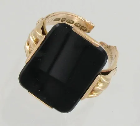 Viallinen kivisormus, 585br, paino 7,9g