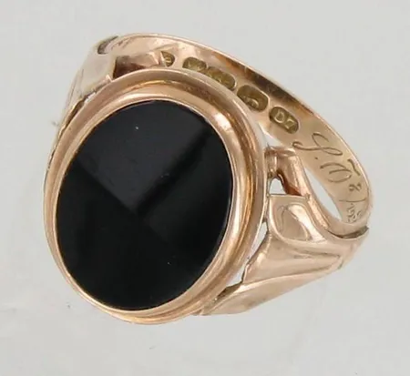 Onyx-kantasormus, kaiverrettu, koko 19½, 585br, paino 4,5g