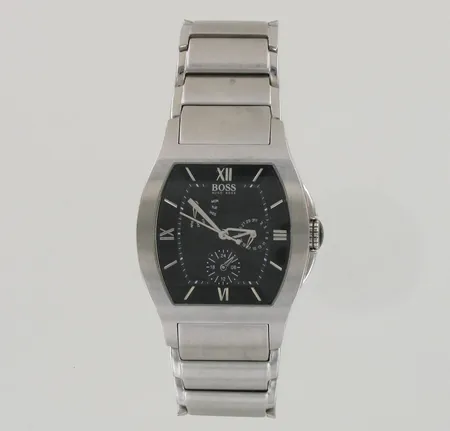Teräsrannekello Hugo Boss, HB.11.1.14.2015, quartz:paristo loppunut, lasissa yksi pieni naarmu, taulun leveys 38mm, mukana lisäpala ja laatikko