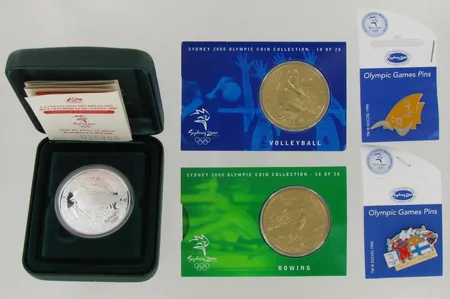 Kolme juhlarahaa Sydneyn Olympialaiset 2000: Kookaburra ja Waratah, 5 dollaria, 999, paino 31,6g, Rowing, 5 dollaria, kuparia, Volleyball, 5 dollaria, kuparia, mukana kaksi Olympia-pinssiä 