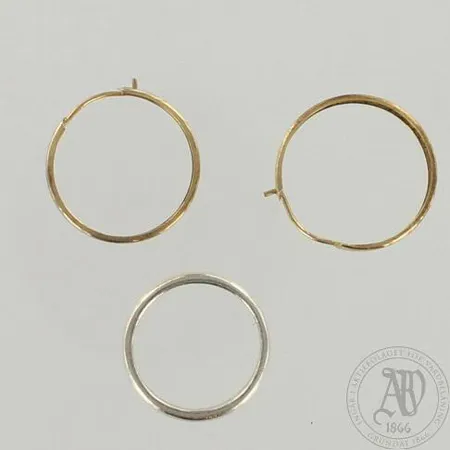 Sileä sormus ja kullatut korvakorut, sormus kaiverrettu, koko 17, korvakorujen Ø 21mm, 925 ja 830, paino 4,1g