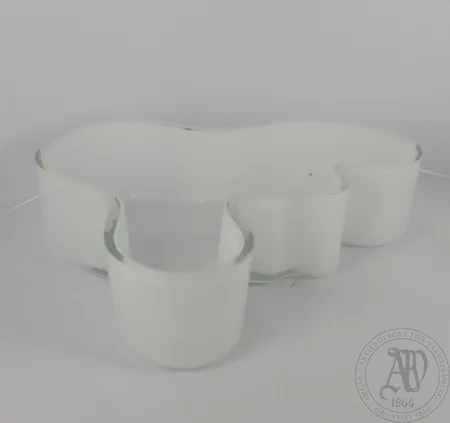 Iittalan aaltomalja, korkeus 46mm, leveys 180mm. Ota yhteys panttilainaamoon kuljetusmaksusta sopimiseksi.