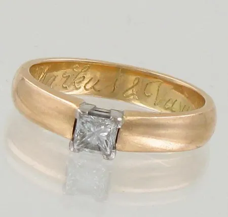 Timanttisormus 1xn.0.30ct princess, kaiverrettu, koko 17½, 750, paino 5,6g