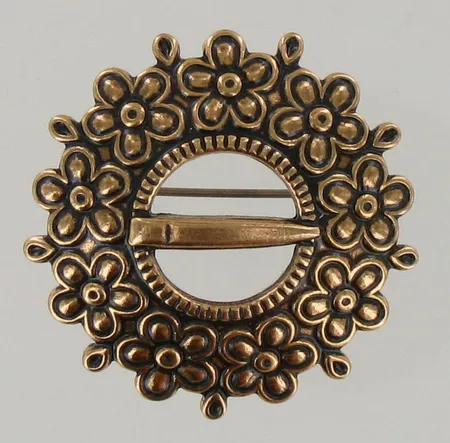 Rintakoru, Kalevala Koru, Loviisan solki Ø 36mm, pronssi