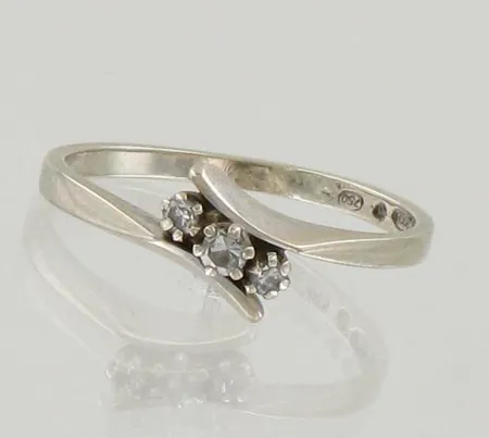 Timanttisormus 1xn.0.04ct ja 2xn.0.01ct 8/8 hionta, koko 16¾, 750 valkokulta, paino 1,7g