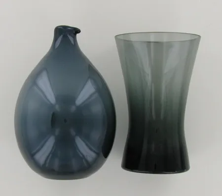 Maljakko, korkeus 145mm ja koristepullo Iittala, signeeraus Timo Sarpaneva, Lintupullo, sininen, korkeus 160mm Lähetetään postipakettina.