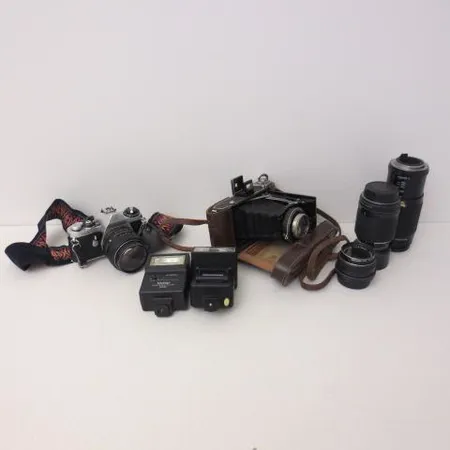 Laatikkokamera Zeiss Ikon ei toimuvuus takuuta, Kameranrunko Asahi Pentax Me, neljä objektiivia ja kaksi salamalaitetta, kovalaukku  Lähetetään postipakettina.