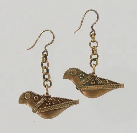 Korvakorut, Kalevala Koru, Hattulan lintu, korkeus 43mm, , pronssi