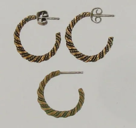 Kolme korvakorua,yksi tausta puuttuu, Kalevala Koru, Halikon kierre, Ø 19mm, pronssi