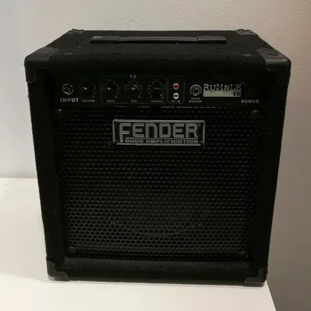 Bassovahvistin Fender Rumble 15. Ota yhteys panttilainaamoon kuljetusmaksusta sopimiseksi.
