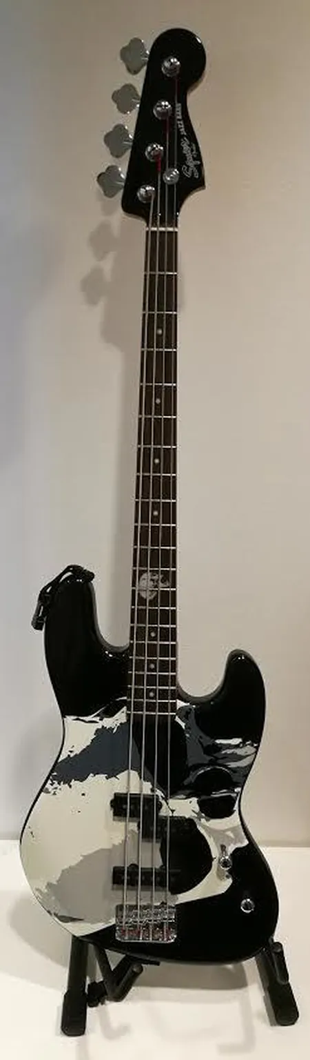 Fender Squier Jazz Bass Frank Bello, crafted in Indonesia, P/J-mikrofonit, ruusupuuotelauta, hyväkuntoinen, pehmeä kantolaukku. Ota yhteys panttilainaamoon kuljetusmaksusta sopimiseksi.
