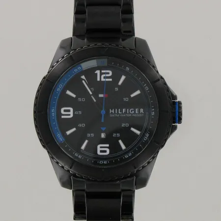 Teräsrannekello Tommy Hilfiger, quartz:paristo loppunut, näytössä pieniä naarmuja, taulun Ø 48mm, rannekeen pituus 180mm