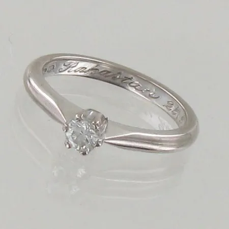 Timanttisormus 1xn.0.16ct, kaiverrettu, koko 15½, Tillander, aitoustodistus, 750 valkokulta, paino 3,1g, 