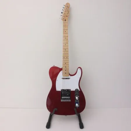 Sähkökitara Fender telecaster, Corona California, sarjanumero Z8151466, Made in USA, pehmeässä laukussa. Ota yhteys panttilainaamoon kuljetusmaksusta sopimiseksi.