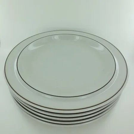 Viisi matalaa ruokalaustasta Arabia, Fennica, Richard Lindh, Vuosi, 1974-85, halkaisija 23,5 cm. Ota yhteys panttilainaamoon kuljetusmaksusta sopimiseksi.