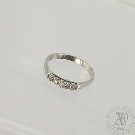 Timanttisormus 5xn.0.03ct, koko 16½, 585 valkokulta, paino 2,3g