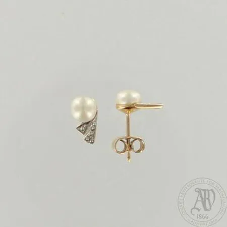 Helmikorvanapit timanteilla 2xn.0.005ct, korkeus 9mm, 585br, paino 1,3g
