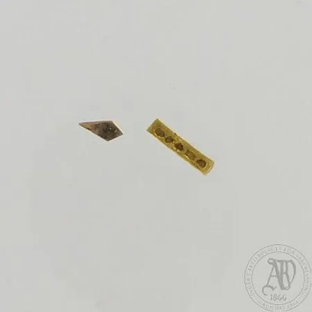 Viallisia koruja, 585 ja 969, paino 0,1g ja 0,8g