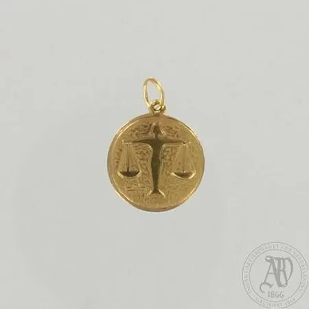 Horoskooppiriipus, kaiverrettu, Ø 16mm, 585, paino 1,2g