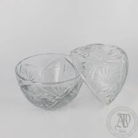 Kristallimuna, korkeus 150mm.  Ota yhteys panttilainaamoon kuljetusmaksusta sopimiseksi.