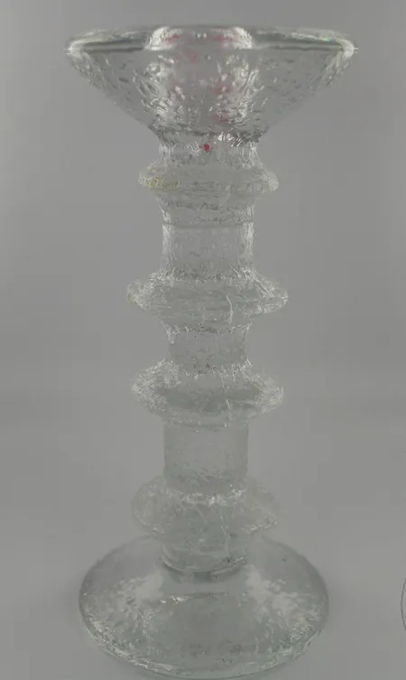 Kynttilänjalka Iittala, Festivo, signeeraus TS, korkeus 185mm. Ota yhteys panttilainaamoon kuljetusmaksusta sopimiseksi.