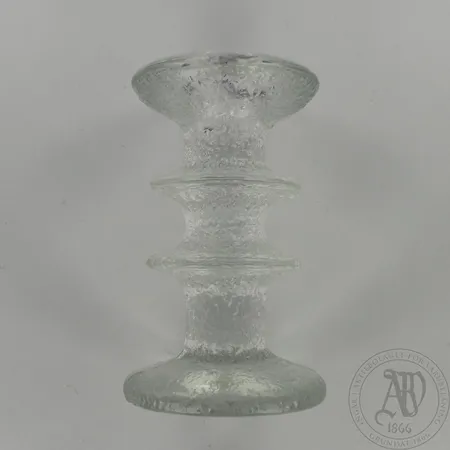 Kynttilänjalka Iittala, Festivo, signeeraus TS, korkeus 125mm.  Ota yhteys panttilainaamoon kuljetusmaksusta sopimiseksi.