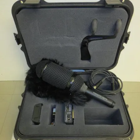 Microfoni Audio-Technica AT895/RK, akku ja mikrofonin suoja kovassa laukussa. Ota yhteys panttilainaamoon kuljetusmaksusta sopimiseksi.