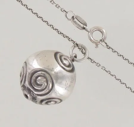 Kaulaketju riipuksella Kalevala Koru, Halikon käätykorut, ketjun pituus 42cm, riipuksen Ø 18mm, 925, paino 6,8g