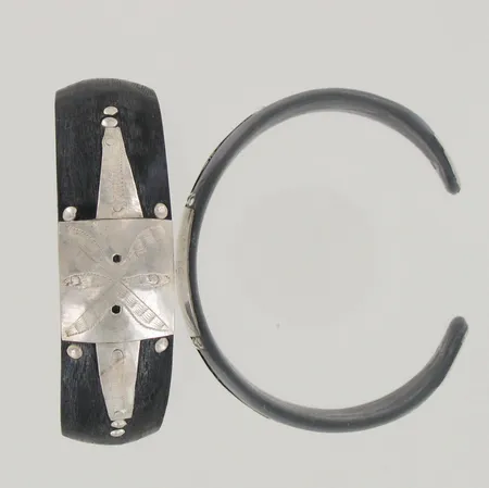 Kaksi rannerengasta, leveys 64mm, 800br, paino 32,0g