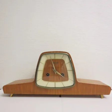 Puinen pöytäkello Hermle 351, leveys 41cm, korkeus 17cm, kellon taulussa lakan lohkeilua. 