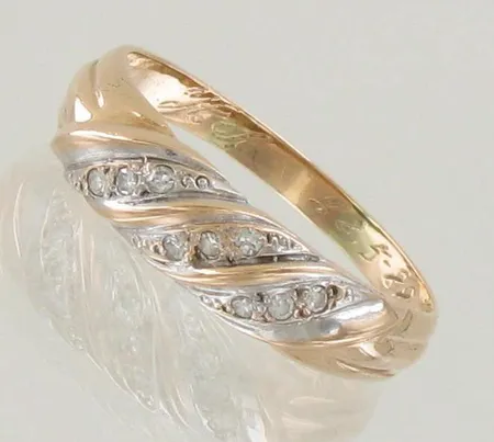 Timanttisormus 9xn.0.01ct, kaiverrettu, koko 19½, 585 kelta- ja valkokulta, paino 2,4g