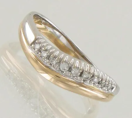Timanttisormus 9xn.0.01-0.02ct, koko 19½, 585 kelta- ja valkokulta, paino 2,7g