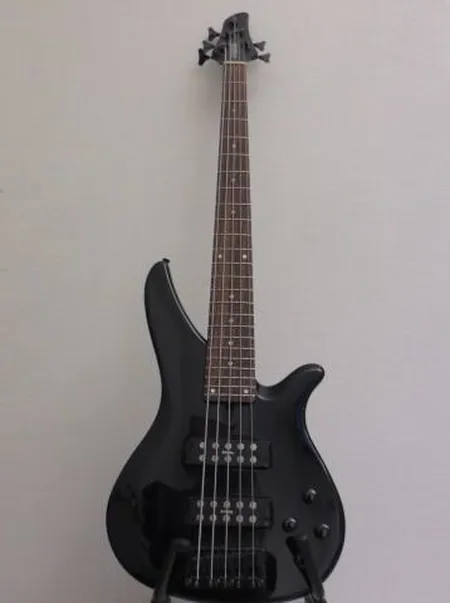 Sähköbasso Yamaha RBX375, QKY0424Y, aktiivimikrofonit, 5-kielinen, pehmeä laukku. Ota yhteys panttilainaamoon kuljetusmaksusta sopimiseksi.