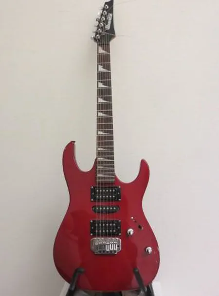 Sähkökitara Ibanez GIO, J080257869, made in China, pintavaurioita, pehmeä laukku. Ota yhteys panttilainaamoon kuljetusmaksusta sopimiseksi.